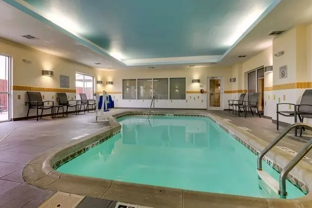 Fairfield Inn & Suites Hutchinson - Havuz