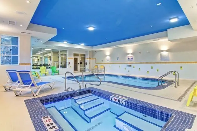 Fairfield Inn & Suites Kamloops - Havuz