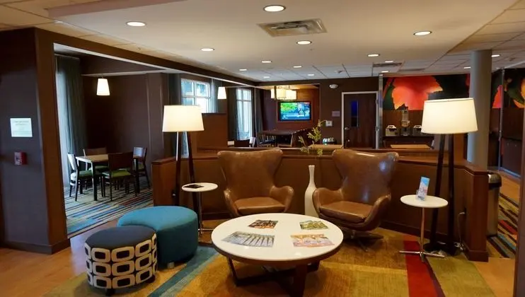 Fairfield Inn Suites Lebanon Valley - Lobi
