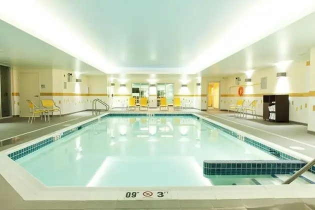 Fairfield Inn & Suites Lethbridge - Havuz
