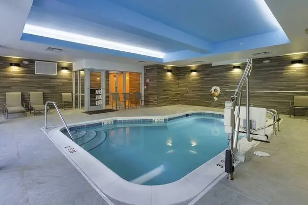 Fairfield Inn & Suites by Marriott Abingdon - Havuz
