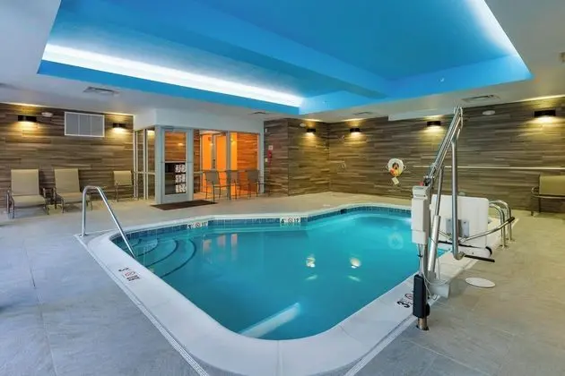 Fairfield Inn & Suites by Marriott Abingdon - Havuz
