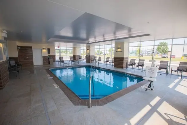 Fairfield Inn & Suites by Marriott Alexandria - Havuz