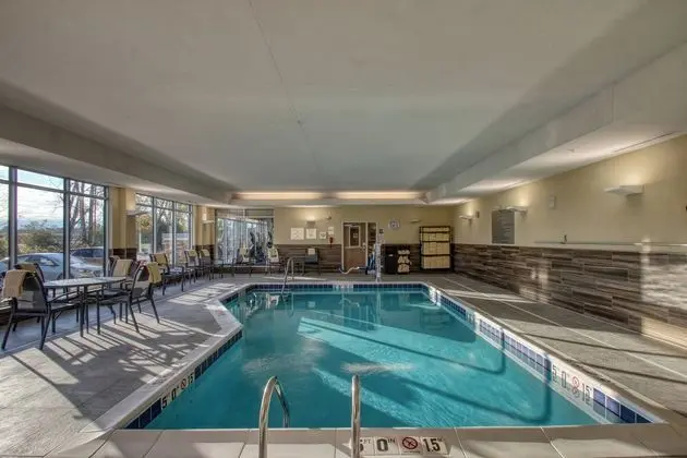 Fairfield Inn & Suites by Marriott Appleton - Havuz