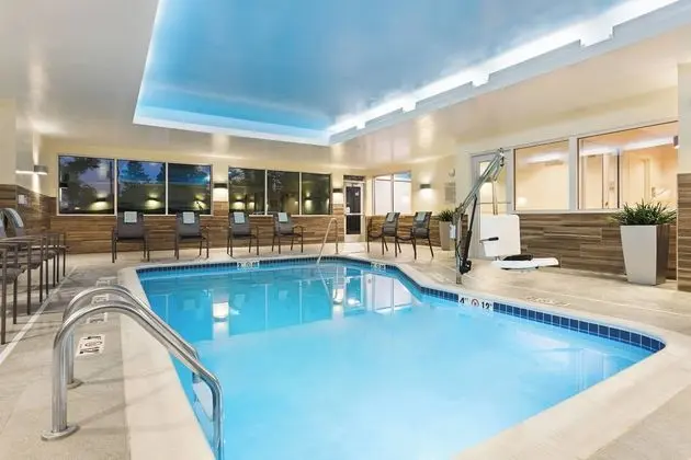 Fairfield Inn and Suites by Marriott Belle Vernon - Havuz