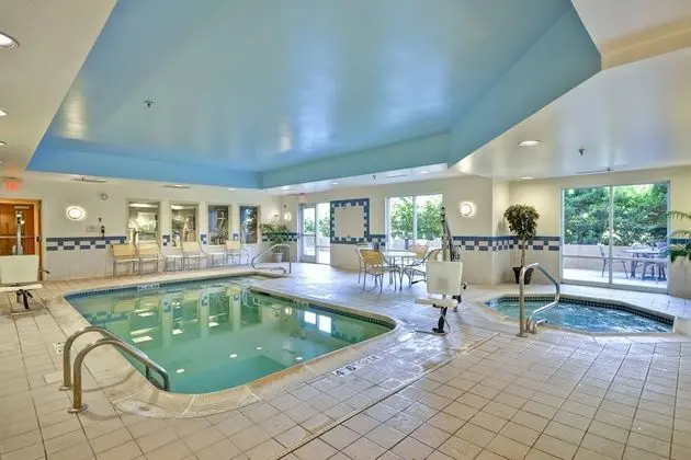 Fairfield Inn & Suites by Marriott Birmingham Fultondale/I65 - Havuz
