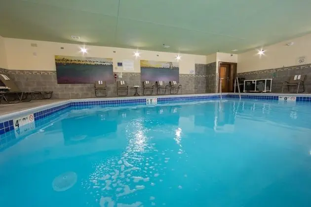 Fairfield Inn & Suites by Marriott Burlington - Havuz