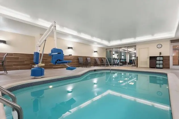 Fairfield Inn & Suites by Marriott Charlottesville Downtown/University Area - Havuz