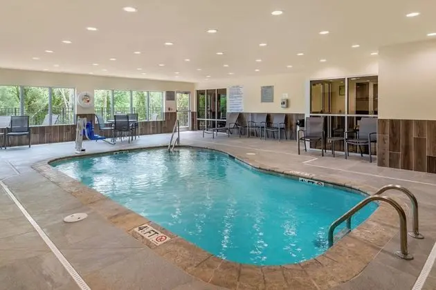 Fairfield Inn & Suites by Marriott Helen - Havuz