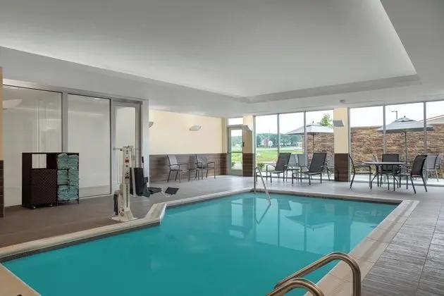 Fairfield Inn & Suites by Marriott Lebanon near Expo Center - Havuz