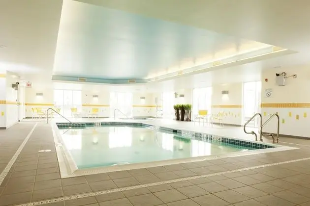 Fairfield Inn & Suites by Marriott Lethbridge - Havuz