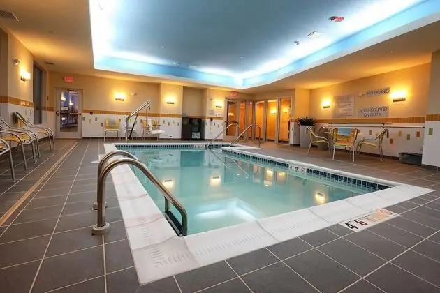 Fairfield Inn & Suites by Marriott Madison Verona - Havuz
