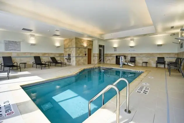 Fairfield Inn & Suites by Marriott Milwaukee North - Havuz