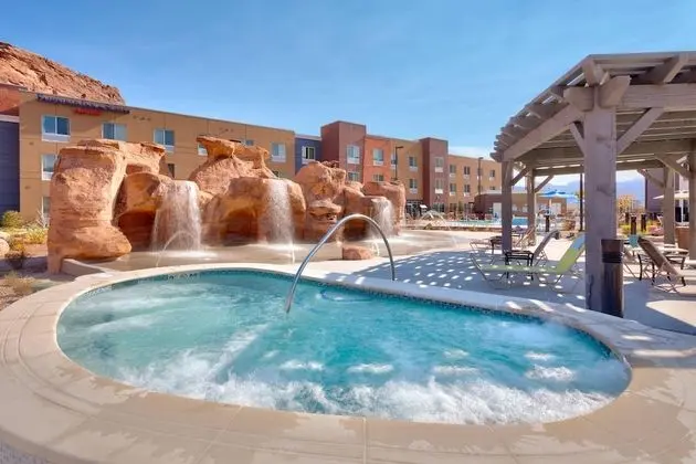 Fairfield Inn & Suites by Marriott Moab - Havuz