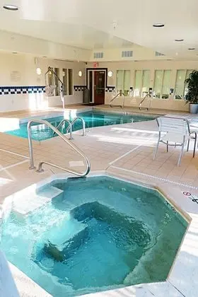 Fairfield Inn & Suites by Marriott Mt. Vernon Rend Lake - Havuz