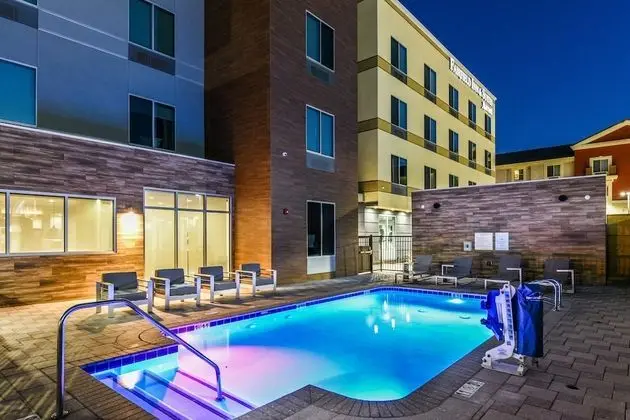 Fairfield Inn & Suites by Marriott Ontario Rancho Cucamonga - Havuz