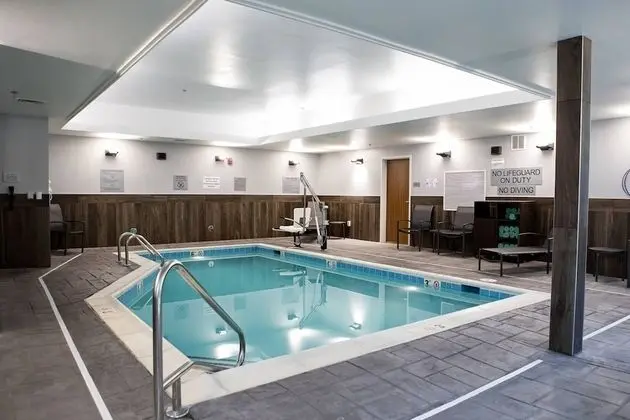 Fairfield Inn & Suites by Marriott Richmond Airport - Havuz