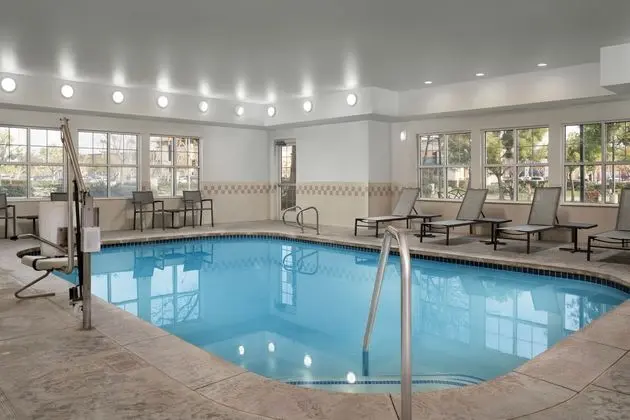 Fairfield Inn and Suites by Marriott San Bernardino - Havuz