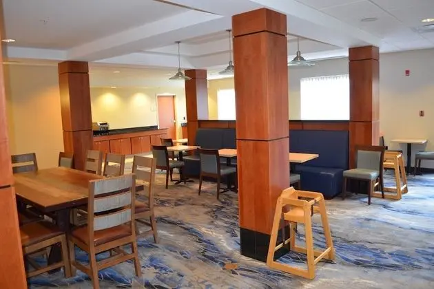 Fairfield Inn & Suites by Marriott Sault Ste. Marie - Yerinde Yemek