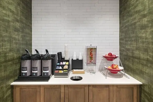Fairfield Inn & Suites by Marriott St. Louis Downtown - Yerinde Yemek