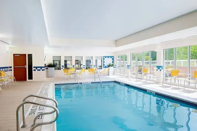 Fairfield Inn & Suites by Marriott State College - Havuz