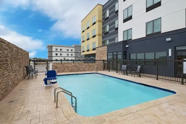 Fairfield Inn & Suites by Marriott Waller - Havuz
