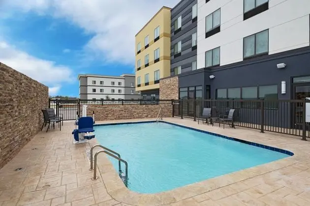 Fairfield Inn & Suites by Marriott Waller - Havuz