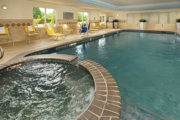Fairfield Inn & Suites Marshall - Havuz