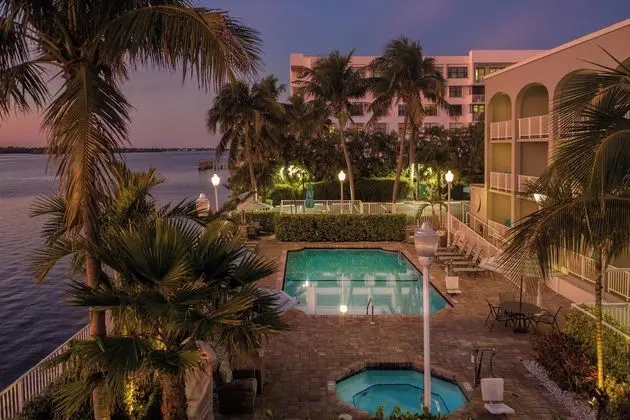 Fairfield Inn & Suites Palm Beach - Havuz
