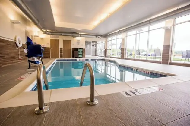Fairfield Inn & Suites Philadelphia Broomall/Newtown Square - Havuz