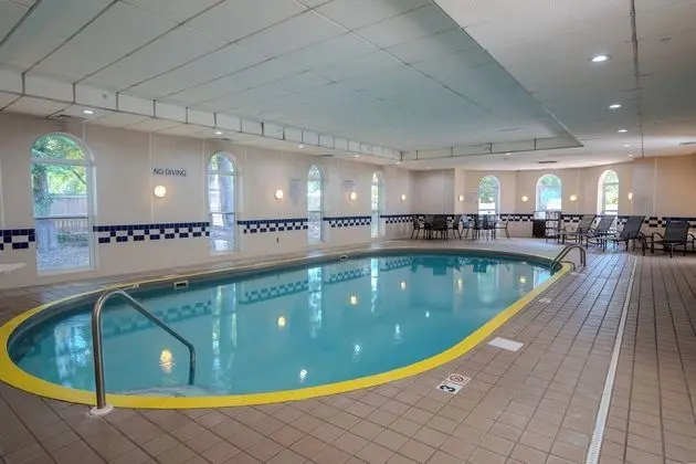 Fairfield Inn & Suites RUSAsellville - Havuz