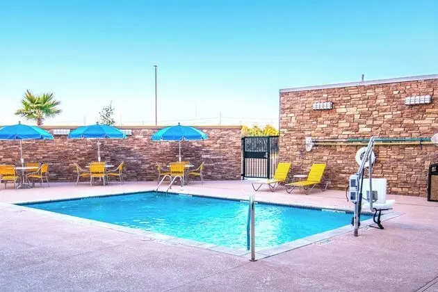 Fairfield Inn & Suites San Antonio Brooks City Base - Havuz