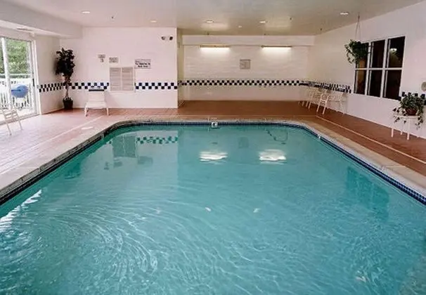 Fairfield Inn & Suites St. Louis St. Charles - Havuz
