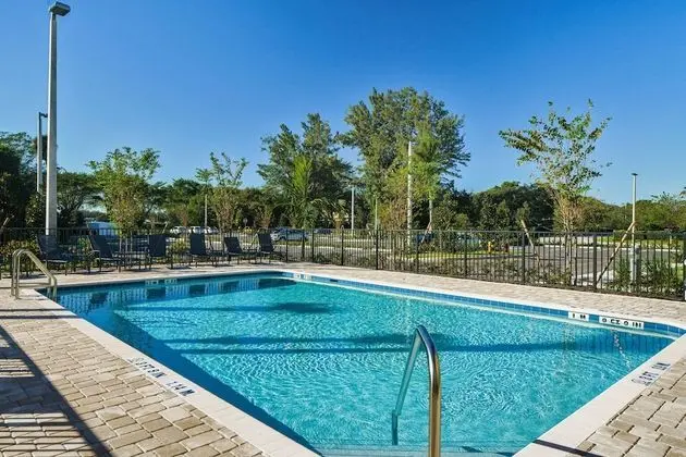 Fairfield by Marriott Inn & Suites Deerfield Beach Boca Raton - Havuz