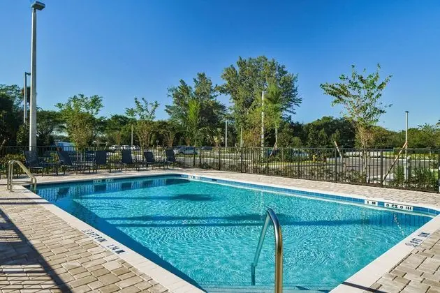 Fairfield by Marriott Inn & Suites Deerfield Beach Boca Raton - Havuz