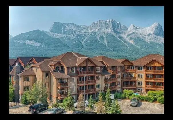 Falcon Crest Lodge