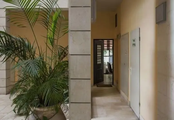 Family Apt & Private Garden near Beach by FeelHome - Lobi