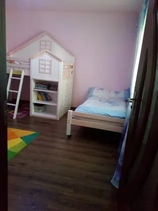 Family Friendly 2-bed Cottage in Periș