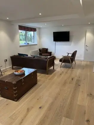 Family Friendly 2 Bed Garden Apartment With Terrace Private Parking