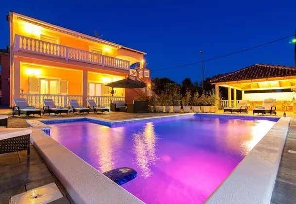 Family Friendly Pool House Ana