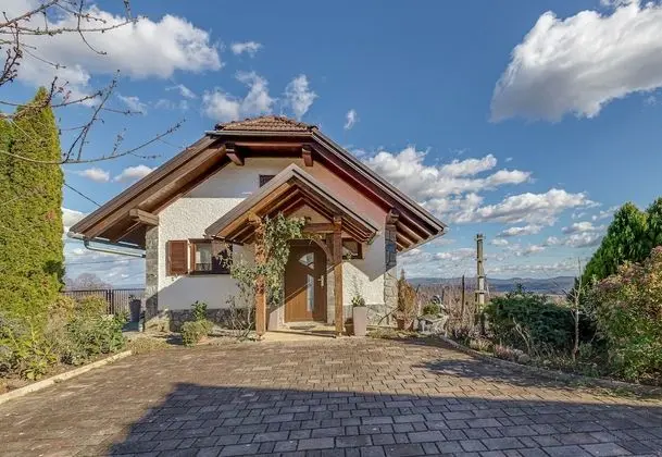 Family Friendly Vineyard House Bahor