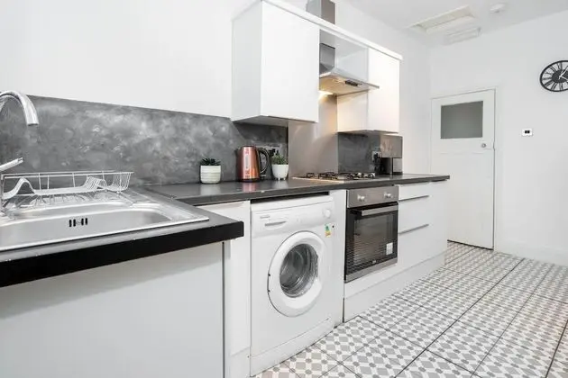 Family Home With Garden in Prime Birmingham Location - Mutfak