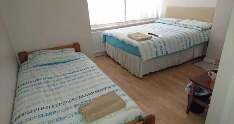 Family Room Sleeps 3 With 1 Double and 1 Single bed Ground Floor Private Shower - Öne Çıkan Resim
