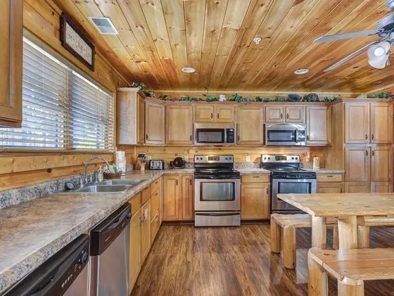 Family Ties Lodge by Jackson Mountain Homes - Mutfak