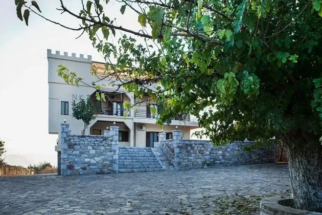 Family Vacation home with Views in Heart of Mani