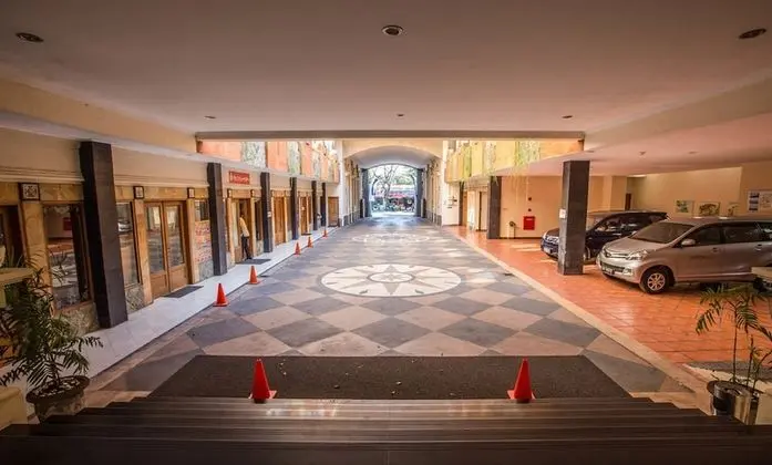 Famous Hotel Kuta - Dış Mekan