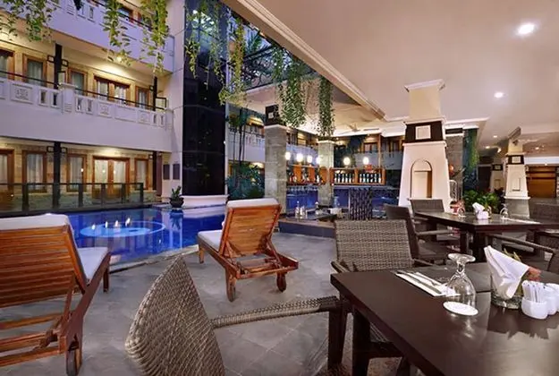 Famous Hotel Kuta - Havuz