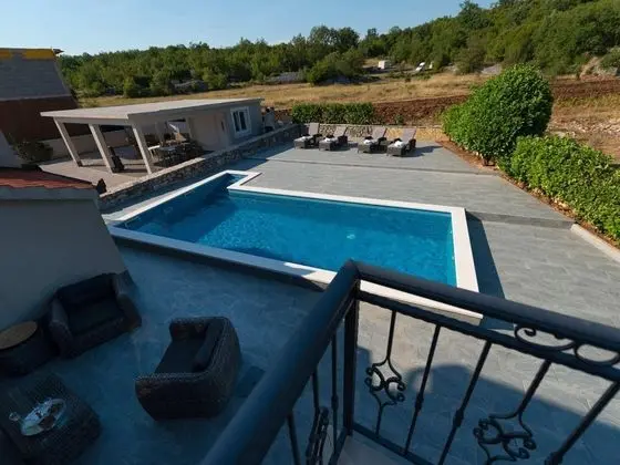 Fantastic Villa in Ugljane With Private Pool - Havuz