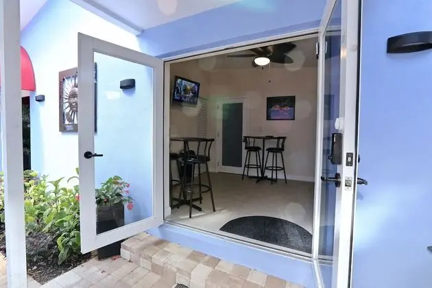 Fantasy Island Inn – Caters to Men - Dış Mekan