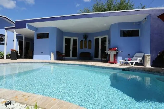 Fantasy Island Inn – Caters to Men - Havuz